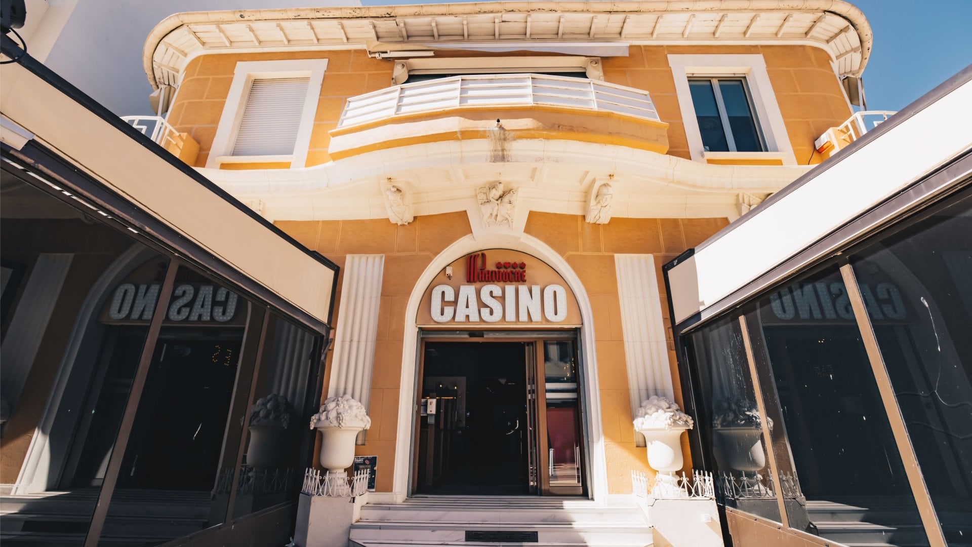 Entrée du casino Partouche de Juan-les-pins à deux pas de la mer